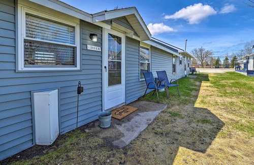 Houghton Lake Cabin | Large Resort Cabin: Steps to the Lake!