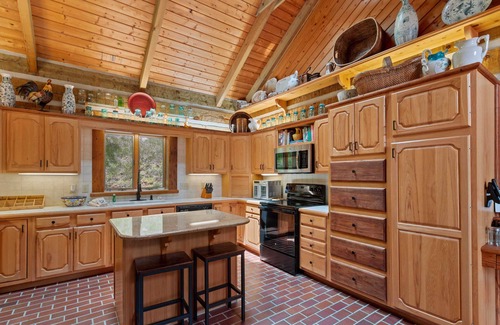 Sugar Grove Cabin | Large Riverside Cabin on Beautiful Acreage