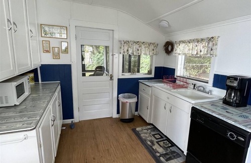 North Sebago Cottage | LARGE RUSTIC COTTAGE. SEBAGO LAKE BEACHFRONT