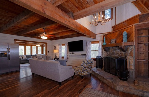 Ellijay House | Large Rustic River House @ Ellijay w HOT TUB