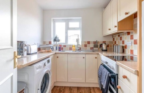 Boscombe Apartment | Large Sea View 2 bedroom Sleeps 6 - Free Parking