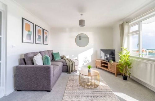 Boscombe Apartment | Large Sea View 2 bedroom Sleeps 6 - Free Parking