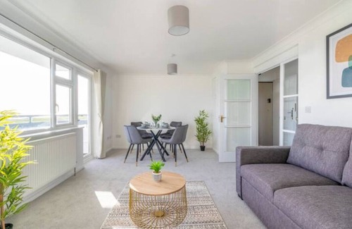 Boscombe Apartment | Large Sea View 2 bedroom Sleeps 6 - Free Parking