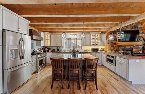 Hendersonville House | Large Secluded House in Hendersonville with jaw dropping views!