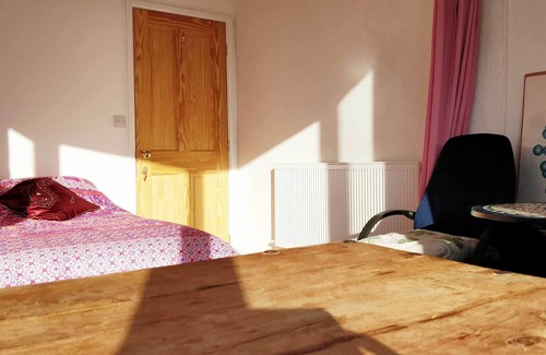 Glastonbury House | Large Single Room Landscape Views 5 Minutes Walk To Town Centre