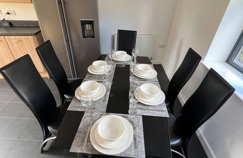 Newport Pagnell House | Large, spacious and cosy 5 bedroom house sleeps up to 9 guests.