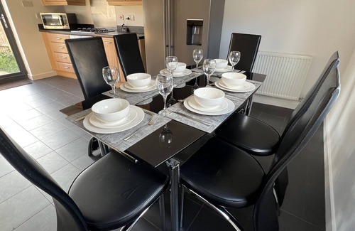 Newport Pagnell House | Large, spacious and cosy 5 bedroom house sleeps up to 9 guests.