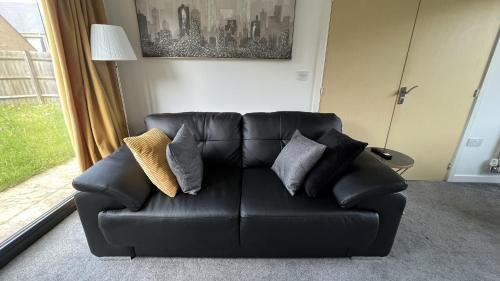 Newport Pagnell Apartment | Large, spacious and cosy 5 bedroom house at Broughton, Sleeps up to 9 guests. Located just off junction 14 of the M1, it is perfectly located and a short drive to Milton Keynes City Centre, Train Station, Gulliver's Theme Park, Intu Shopping Centre.