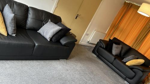 Newport Pagnell Apartment | Large, spacious and cosy 5 bedroom house at Broughton, Sleeps up to 9 guests. Located just off junction 14 of the M1, it is perfectly located and a short drive to Milton Keynes City Centre, Train Station, Gulliver's Theme Park, Intu Shopping Centre.