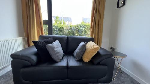 Newport Pagnell Apartment | Large, spacious and cosy 5 bedroom house at Broughton, Sleeps up to 9 guests. Located just off junction 14 of the M1, it is perfectly located and a short drive to Milton Keynes City Centre, Train Station, Gulliver's Theme Park, Intu Shopping Centre.
