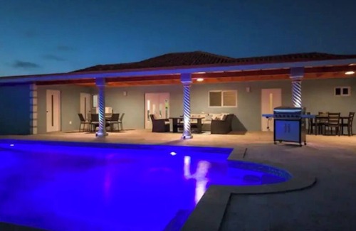 Esmeralda Villa | Large Spacious pool/patio with open concept near all amenities and best beaches.