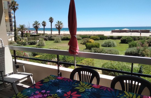Saint-Nazaire Apartment | Large Studio cabin with terrace, beautiful sea view, direct beach access, parking