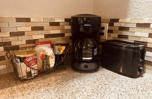 Roseville Apartment | Large studio: King bed, Full kitchen