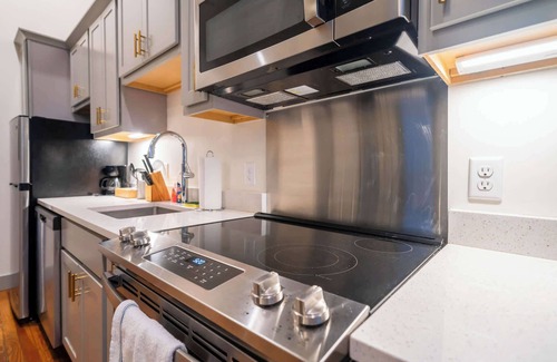 Downtown Louisville Apartment | Large Studio w/Free Parking |Near Norton Hospital