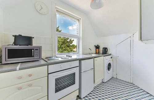 Bensham Manor Apartment | Large Thornton Heath Studio minutes from the station!