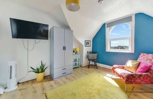 Bensham Manor Apartment | Large Thornton Heath Studio minutes from the station!