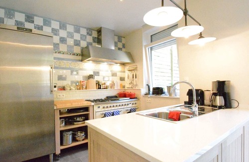 Bouillon House | Large townhouse with pool table