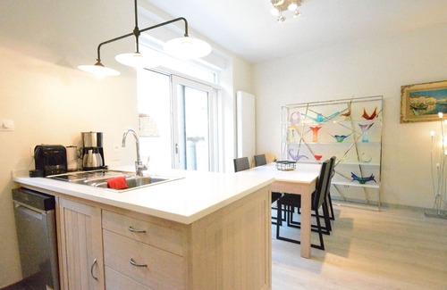 Bouillon House | Large townhouse with pool table