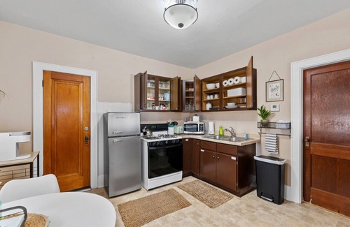 Bay View House | Large Triplex Building on Kinnickinnic Ave! Central Bay View- Milwaukee