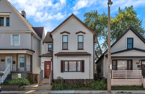 Bay View House | Large Triplex Building on Kinnickinnic Ave! Central Bay View- Milwaukee