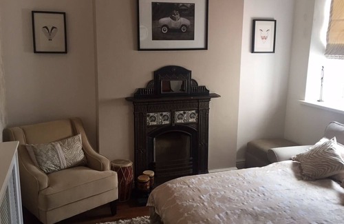 Penarth House | Large Victorian Terraced House, close to shops and restaurants