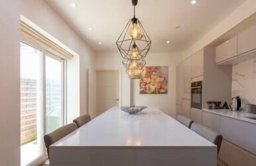 Penarth House | Large Victorian Terraced House, close to shops and restaurants