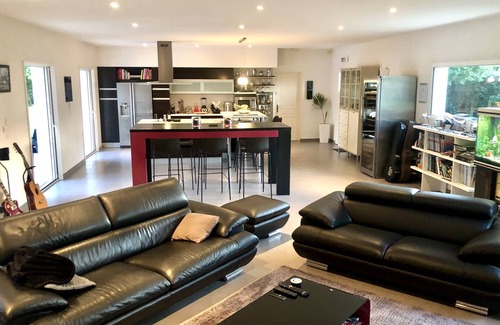 Sanguinet Villa | LARGE VILLA WITH HEATED SWIMMING POOL CLOSE TO THE LAKE BEACHES AND MARINA.