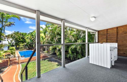 Urangan House | Large Waterfront Home With Pool