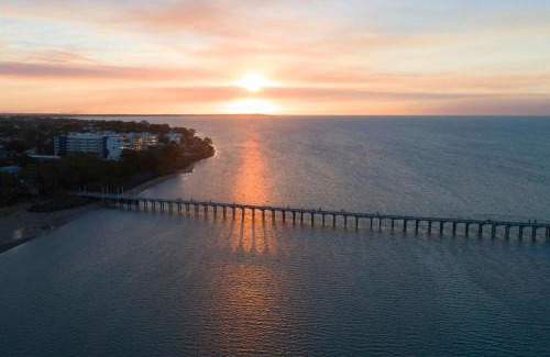 Urangan House | Large Waterfront Home With Pool