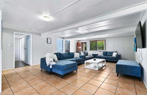 Urangan House | Large Waterfront Home With Pool