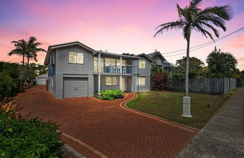 Urangan House | Large Waterfront Home With Pool
