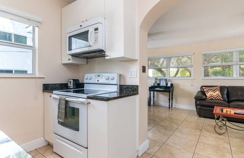 Colee Hammock Apartment | Las Olas 2 Bedroom Apt.: Walking to Beach, Dining and Nightlife!