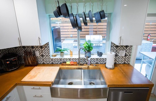 Shady Banks House | Las Tortugas Modern Beach Oasis. Heated pool, Saltwater Filter Tiki Hut.