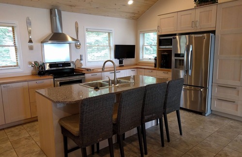 Ellsworth House | LATE SEPT OPENING 200' SUNSET BEACH MODERN HOUSE WIFI FIREPLACE PET FRIENDLY