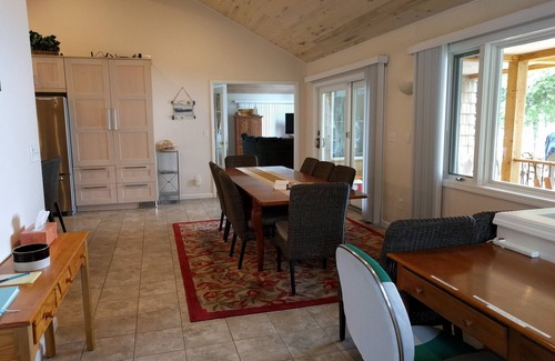 Ellsworth House | LATE SEPT OPENING 200' SUNSET BEACH MODERN HOUSE WIFI FIREPLACE PET FRIENDLY