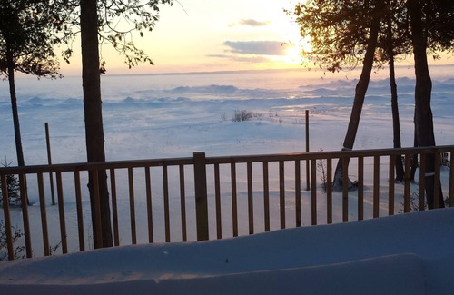 Ellsworth House | LATE SEPT OPENING 200' SUNSET BEACH MODERN HOUSE WIFI FIREPLACE PET FRIENDLY