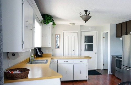 Cochrane House | L’Auberge -Spacious Home with 2 Bay Heated Garage