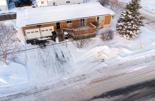 Cochrane House | L’Auberge -Spacious Home with 2 Bay Heated Garage