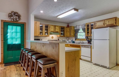 Wears Valley Cabin | Laurel Cottage, $560 FREE tickets each paid day, Hot Tub, Pool Table!