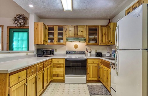 Wears Valley Cabin | Laurel Cottage, $560 FREE tickets each paid day, Hot Tub, Pool Table!