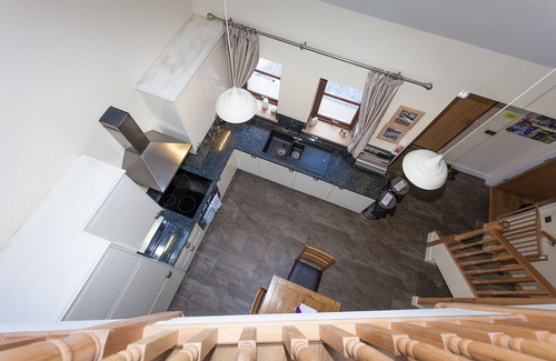 Linlithgow Apartment | Laurel Cottage - sleeps 8 guests in 3 bedrooms