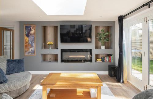 Corsham House | Laurel Lodge - Stylish Two Bed & Free Parking