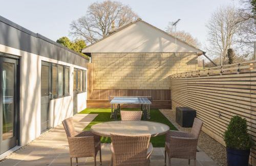 Corsham House | Laurel Lodge - Stylish Two Bed & Free Parking