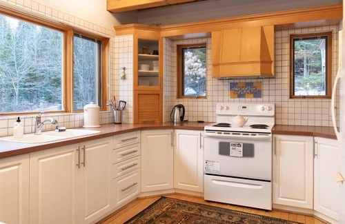 Ivry-sur-le-Lac Ski Chalet | LAURENTIANS SKI SEASON SUNNY, CHARMING & SPACIOUS 4 BR LAKEFRONT CHALET