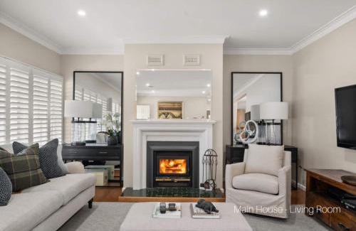 Burradoo House | Lauretana House & Cottage - Homestead In Bowral!