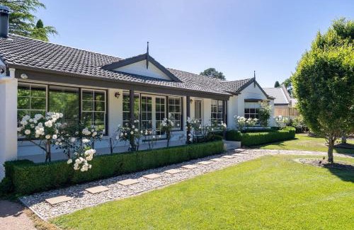 Burradoo House | Lauretana House & Cottage - Homestead In Bowral!