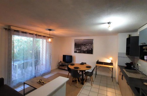 Salon-de-Provence Apartment | Lavender Garden - Centre ville avec parking privé et jardin