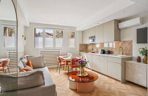 Auteuil Apartment | Lavie Maison : Cozy AC Fontaine