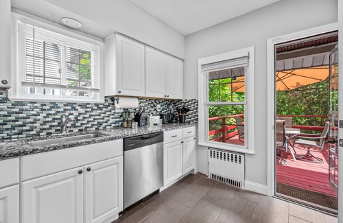 Irvington House | Lavish 3 Bedroom 1 Bath house-10 minutes to EWR/FREE parking for multiple cars.