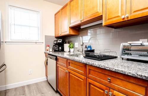 Newark Hotel | Lavish 3Bed Apt ! Free Gated Parking! 30 min NYC!